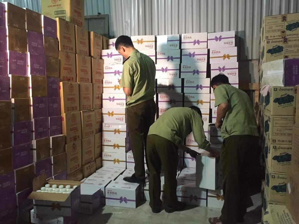 Đột kích, phá kho hàng 38.000 chai sữa chua Trung Quốc giữa Hà Nội