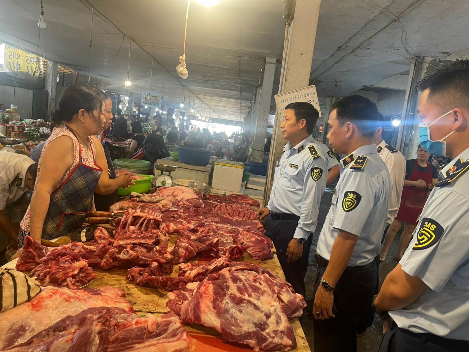 Ngăn chặn kịp thời gần 3 tấn thịt lợn không đảm bảo ATTP bán tại chợ Đồng Quang, Thái Nguyên