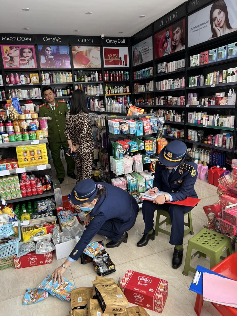 Quảng Ninh: Phát hiện, Xử lý cửa hàng bày bán công khai hàng ngàn sản phẩm nhập lậu