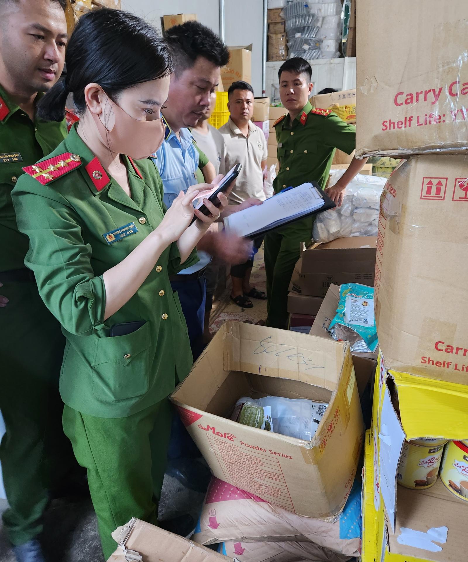 Thanh Hóa: Kiểm tra, tạm giữ hàng nghìn sản phẩm quá hạn sử dụng, không rõ nguồn gốc xuất xứ, nhập lậu