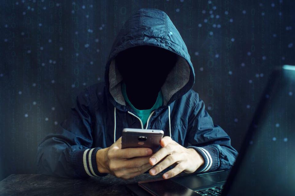 Người dùng không nên trả lời tin nhắn từ những số điện thoại lạ và không nhấn vào các liên kết trong tin nhắn SMS nếu không biết rõ nguồn gốc.
