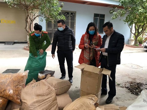 Lực lượng chức năng kiểm đếm hàng hóa vi phạm