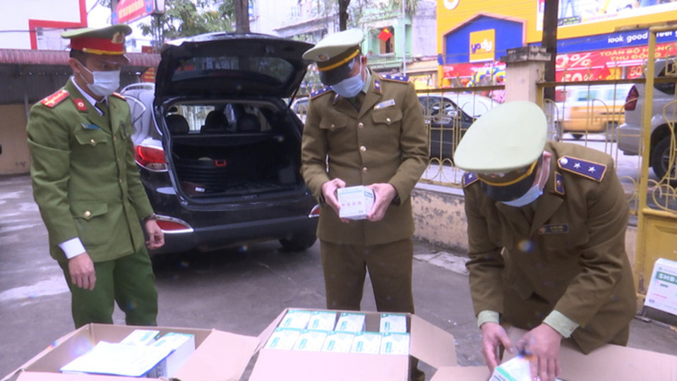 Lực lượng chức năng đang kiểm tra số khẩu trang vi phạm.
