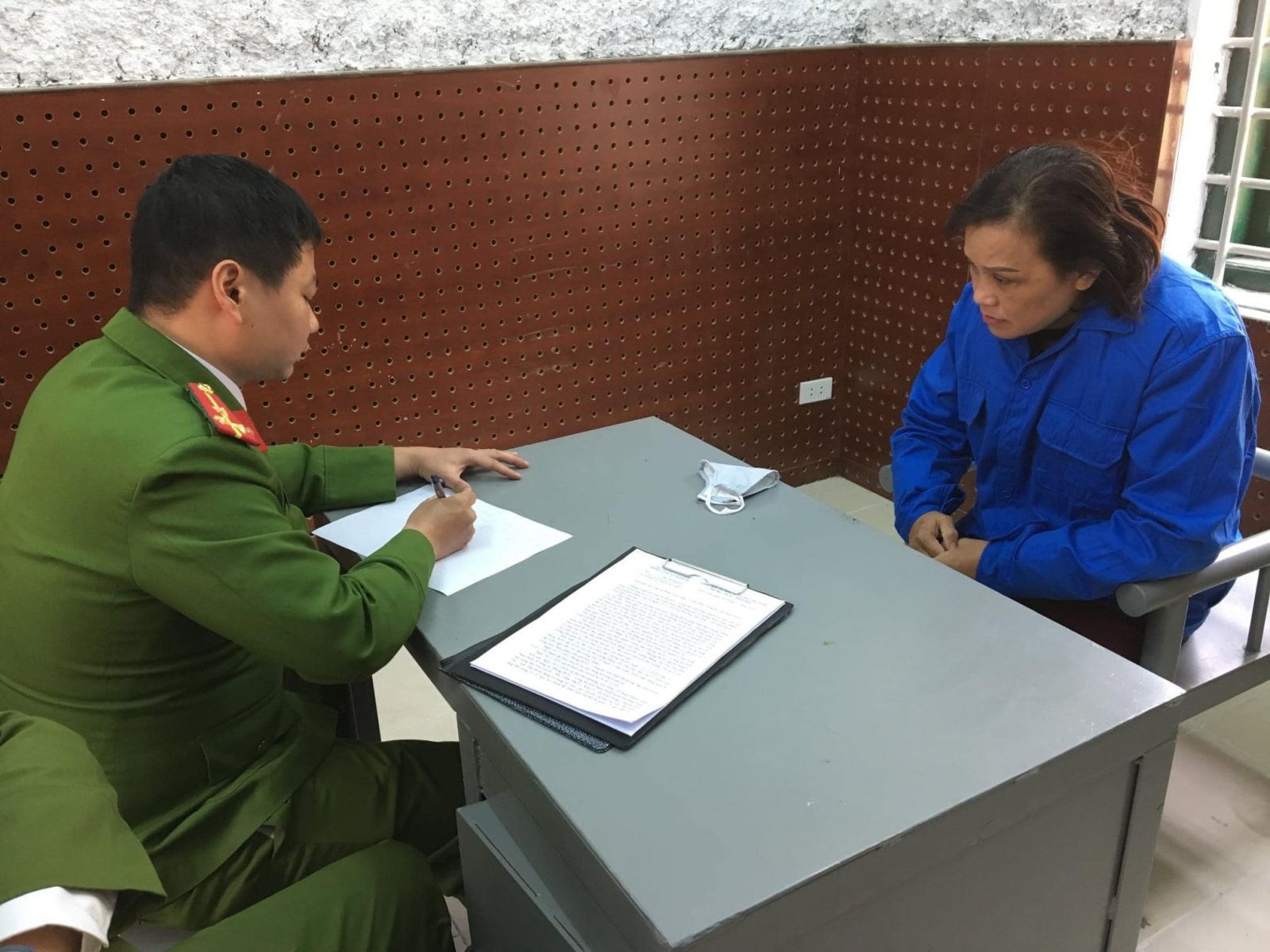 Đặng Thị Thu Hà tại cơ quan công an.