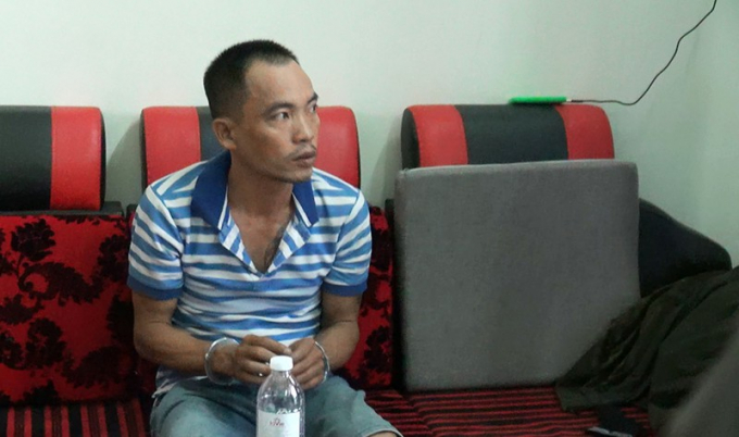 Ông Hạnh bị bắt quả tang khi đang chuẩn bị giao lô hàng chục chai rượu ngoại giả cho khách. Ảnh: NT