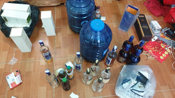 Công an phát hiện số lượng lớn rượu ngoại giả thành phẩm, tem nhãn mác các loại. Ảnh: NT