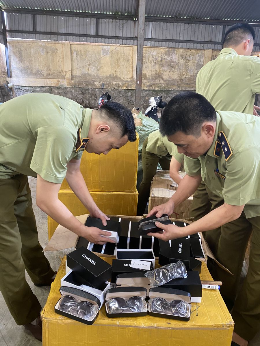 Lực lượng chức năng phát hiện lô kính mắt có dấu hiệu giả mạo nhãn hiệu Chanel.