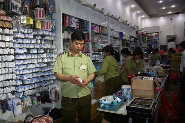 Lực lượng chức năng kiểm tra, thu giữ thực phẩm chức năng không rõ nguồn gốc