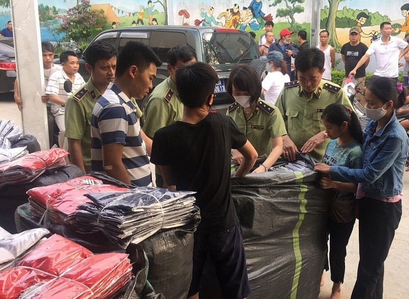 Quần áo giả được gắn mác hàng hiệu bị tạm giữ 