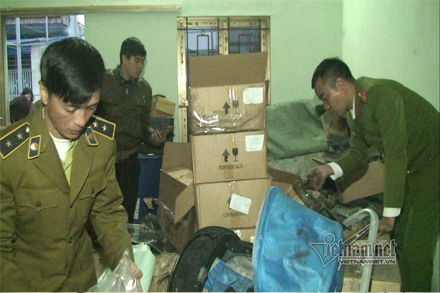 Cơ quan chức năng đột kích, phát hiện nhiều thùng thuốc chữa ung thư, thực phẩm chức năng giả tại cơ sở của bà Chúc